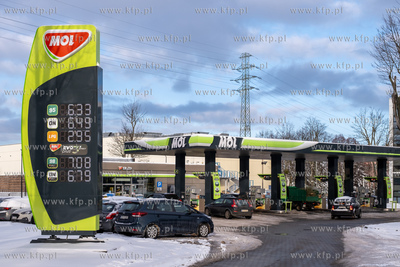 Stacja paliw MOL (dawnej  Lotos) przy al. Zwycięstwa...