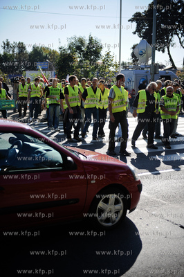 Gdansk. Trakt Sw. Wojciecha. Rybacy blokujac przejscie...