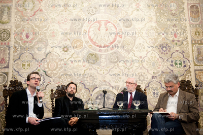 Gdansk. Ratusz Glownego Miasta. Debata pt Wojna ze...