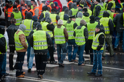 Gdansk. Trakt Sw. Wojciecha. Rybacy blokujac przejscie...