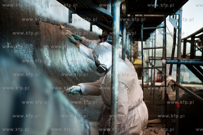 Stocznia Gdanska. Tydzien po pozarze hali produkcyjnej...