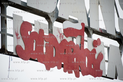 Gdansk. Brama Historyczna nr 2 Stoczni Gdanskiej. Napis...