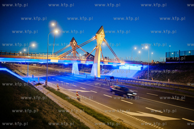 Gdansk. Oddany do uzytku, efektownie podswietlony most...