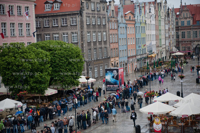 Gdansk. Dlugi Targ. Biuro ds. Euro 2012. Ogromna kolejka...