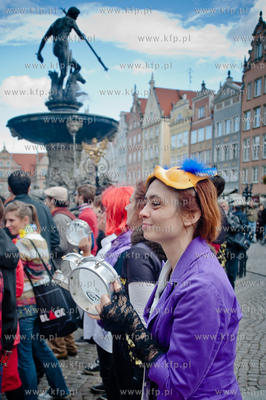 Gdansk. Dlugi Targ. Parada z udzialem bebniarzy, tancerzy...