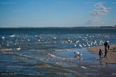 Sopot. Sloneczne niedzielne popoludnie na plazy.
03.03.2013
fot....