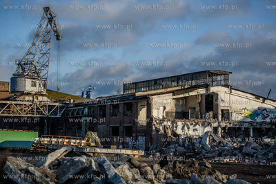Gdansk. Tereny bylej Stoczni Gdansk. Wyburzenie budynku...