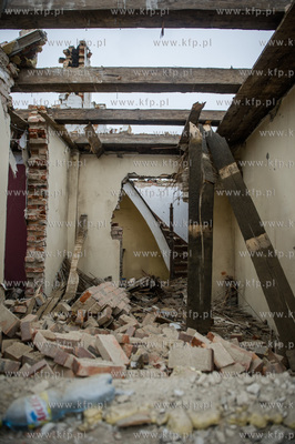 Gdansk. Rozbiorka budynkow znajdujacych sie przy skrzyzowaniu...