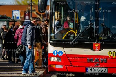 Gdansk. Autobus ZKM, odjezdzajacy z przystanku na przed...