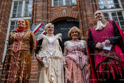 Gdansk. Kamienica przy ul. Mariackiej. Odsloniecie...