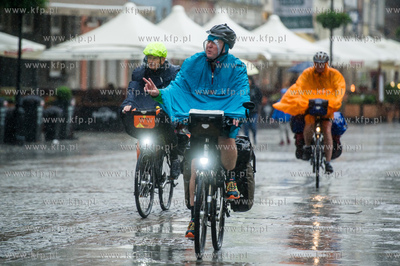 Gdańsk. Długi Targ. Intensywne opady deszczu i silne...