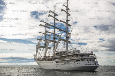 Zatoka Gdańsk. Wspólne ćwiczenia stawiania żagli...