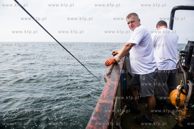 Morze Bałtyckie. Rybacy z Władysławowa, z kutra...