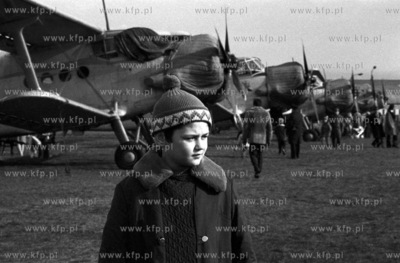 Maciek Kosycarz lat 10, na tle samolotow AN-2 Aeroklubu...