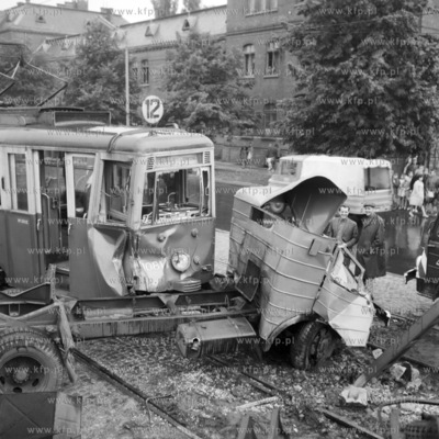 Zderzenie samochodu ciezarowego z tramwajem na al....