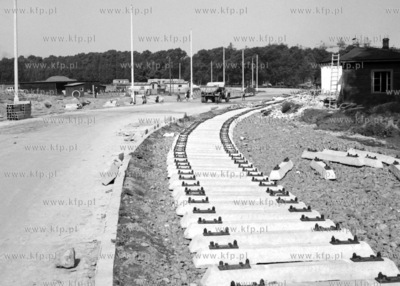 Ukladanie torow tramwajowych na przebudowanej ulicy...