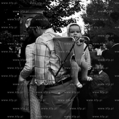 Na spacerze.
18.08.1975
4sierpien75_z.kosycarz_p36
Fot....