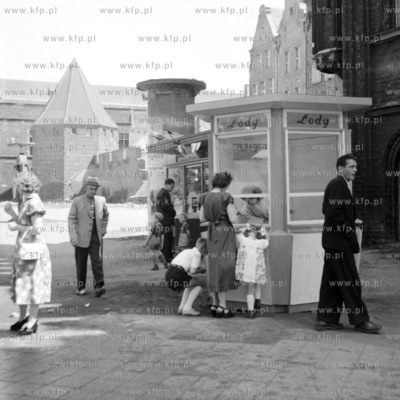Budka z lodami i kiosk Ruchu przed baszta św. Jerzego...