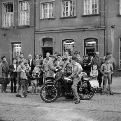 Motocykl na ul. Długiej w Gdańsku. 1964
0000203z
Fot....