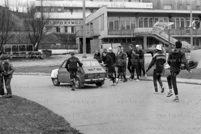 Ustalanie rekordu świata w popychaniu samochodu „Fiat...