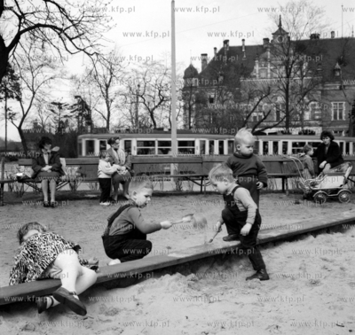 Zabawa na skwerku Mały Błędnik u zbiegu ulic Hucisko...