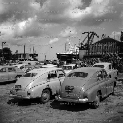 Parking przed Dworcem Morskim w Gdyni.(lata60).
1965
0003882z...