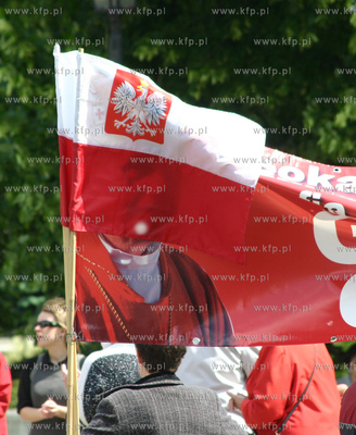 Wierni oczekujacy na przejazd Ojca Swietego Benedykta...