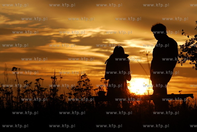 ul. Wodnika, Gdansk Osowa. Ludzie na przystanku autobusowym...