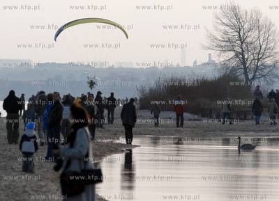 Rewa jesienia. Nz. Paralotniarz przelatujacy tuz nad...
