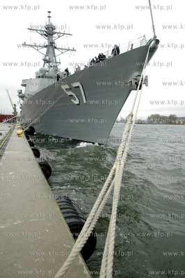 Amerykanski niszczyciel USS Mitcher zawinal do Gdyni.
30.10.2008
fot....