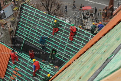 Kosciol sw. Katarzyny, Gdansk. Prace dekarskie na dachu...