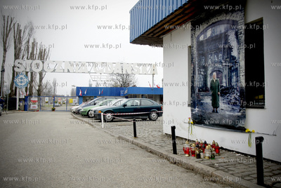 Gdansk. Przed historyczna brama Stoczni Gdanskiej na...