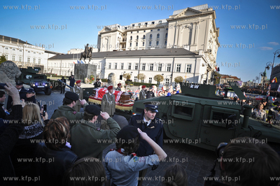 Kondukt pary prezydenckiej spod Palacu Prezydenckiego...