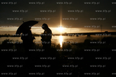 Wzebrana Wisla w miejscowosci Dworz. 24.05.2010 fot....