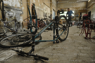 Montaz wielkiej instalacji autorstwa Roberta Rumasa...