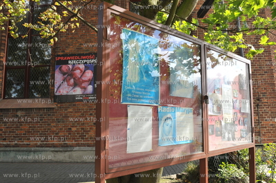 Gdansk Orunia. Antyaborcyjna wystawa na scianach kosciola...