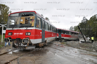 Na niestrzezonym przejezdzie kolejowym w Lipuszu TiR...