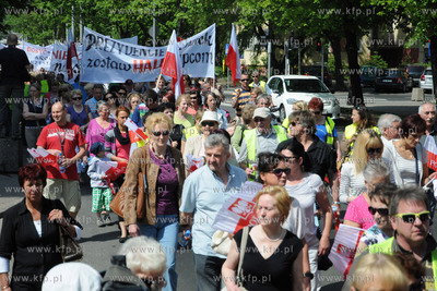 Kupcy z gdyńskiej hali targowej przeszli ulicami Gdyni...