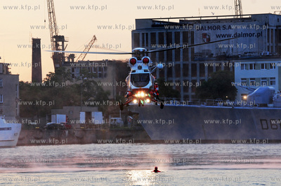 Gdynia. Pokaz ratownictwa morskiego w wykonaniu załogi...