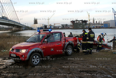 Akcja ratowania wedkarzy dryfujacych na krze w poblizu...