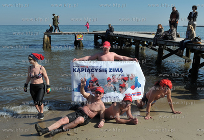 Sopot. Plaza kolo Zatoki Sztuki. Grupa morsow z Olsztyna...