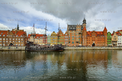 Gdansk. Dlugie Pobrzeze. Nz galeon turystyczny zacumowany...