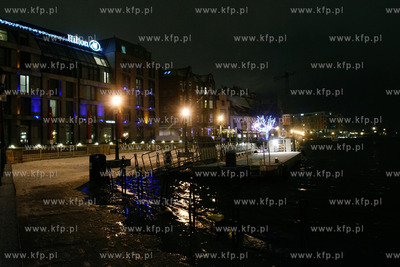 Gdańsk. Cofka na Motławie. Podmyty przystanek tramwaju...