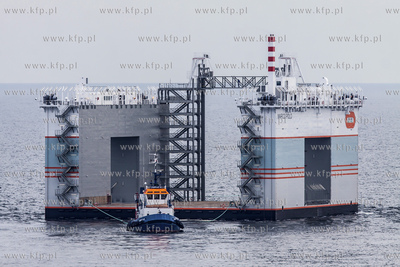 Pływający dok do produkcji kesonów został wyholowany...