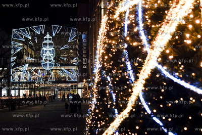 Iluminacja świąteczna i 38 metrowa choinka w Forum...