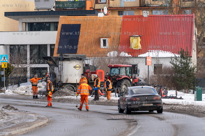 Suchaninoi. Interwencujne łatanie dziur w drodze po...