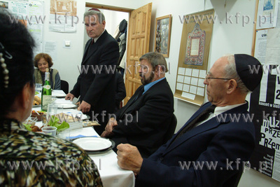 Szewach Weiss (w centrum zdjecia) - ambasador Izraela...