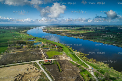Wisła, widok z wysokości mostu w Kiezmarku. 30.04.2017...