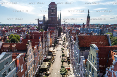 Gdańsk, ul. Piwna. W dali bazylika Mariacka, Ratusz...