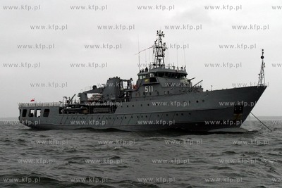 Okret ORP Kontradmiral Xawery Czernicki na morzu przed...